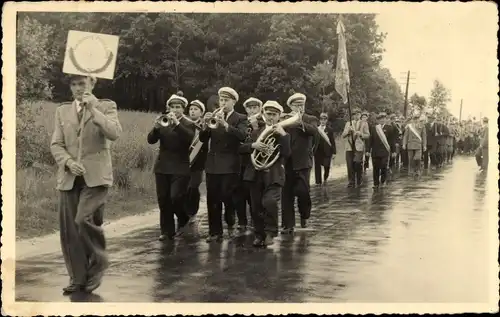 Foto Ak Erfurt in Thüringen, Marschierende Männer, Fest, Festzug, Orchester, Fahne