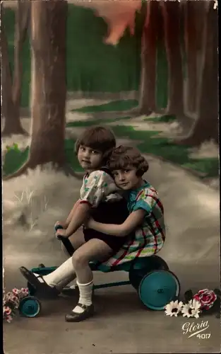 Ak Zwei Kinder auf einem Kinderfahrzeug