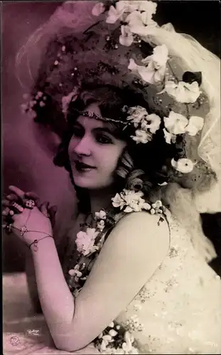 Ak Portrait einer jungen Frau mit Hut aus Blumen, NPG 435/10