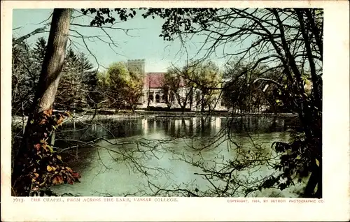 Ak Poughkeepsie New York USA, Vassar College, die Kapelle von der anderen Seite des Sees