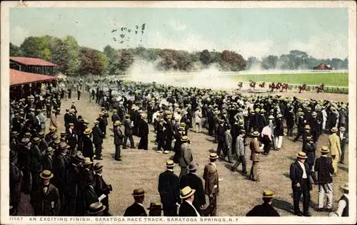 Ak Saratoga Springs New York USA, eine aufregende Rennstrecke im Finish Saratoga