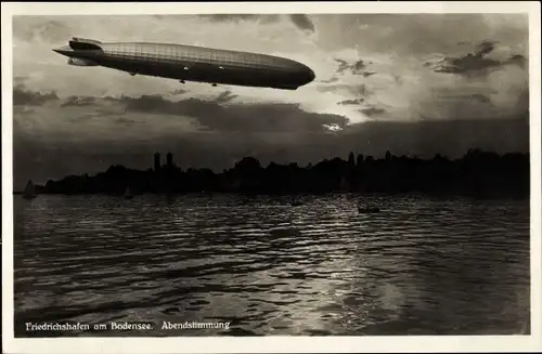 Ak Friedrichshafen am Bodensee, Luftschiff LZ 127 Graf Zeppelin über dem Wasser, Abendstimmung