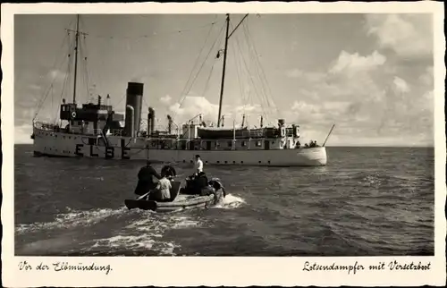 Ak Vor der Elbmündung, Lotsendampfer Elbe mit Versetzboot