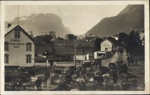 Ak Naes Romsdalen Norwegen, Kutschen, Kolonialwarenhandlung