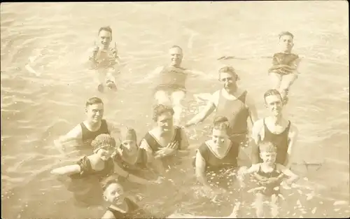 Foto Ak Menschen im Wasser, Bademode, Badeanzug, Badegäste