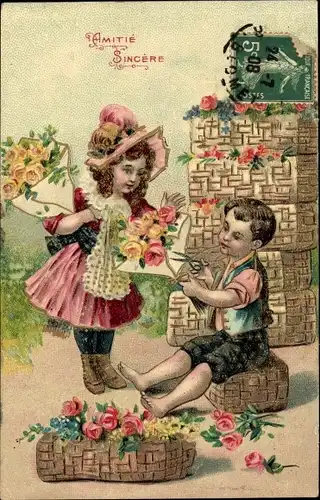 Präge Ak Junge und Mädchen mit Körben voller Rosen