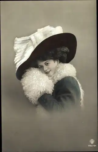 Ak Portrait einer Frau mit Hut