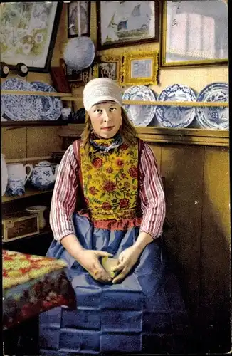 Ak Niederländische Bauernstube, Photochromie, Frau in Tracht