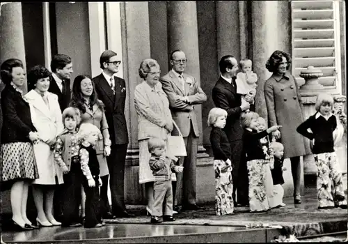 Ak Königin Juliana, Prinz Bernhard, Prinzessin Beatrix, Prinz Claus von Amsberg, Willem-Alexander