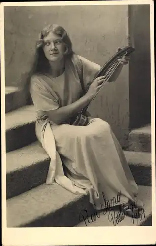 Ak Schauspielerin Resi Lang, Musikinstrument