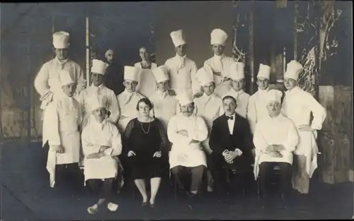 Foto Ak Gruppe Köche mit Mann und Frau, Restaurant