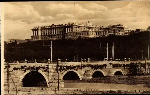 AK Madrid, Spanien, Königspalast und Segovia-Brücke, Fluss Manzanares