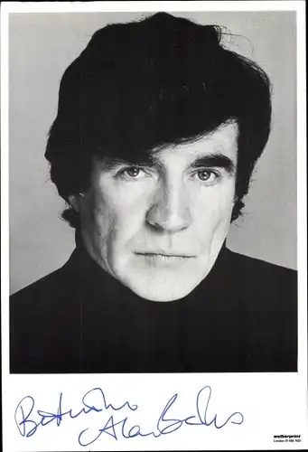 Ak Schauspieler Alan Bates, Portrait, Autogramm