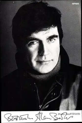 Ak Schauspieler Alan Bates, Portrait, Autogramm