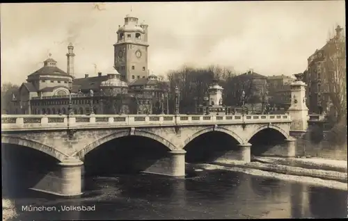 Ak München Bayern, Flusspartie mit Brücke und Volksbad