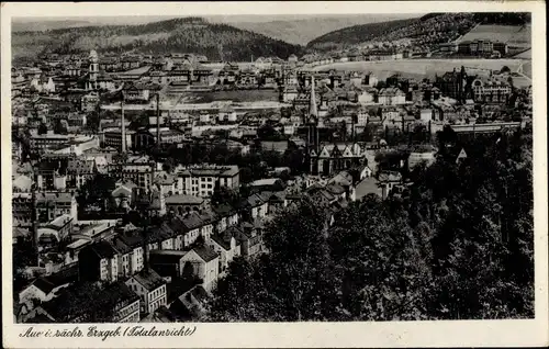 Ak Aue im Erzgebirge Sachsen, Totalansicht der Ortschaft, Berge