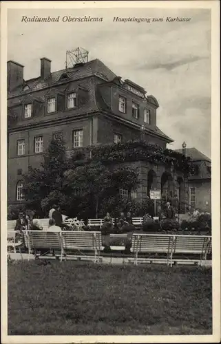 Ak Oberschlema Bad Schlema im Erzgebirge Sachsen, Haupteingang zum Kurhaus, Parkbänke