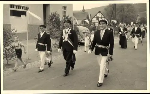 Foto Ak Finnentrop im Sauerland, Marschierende Menschen, Fest, Festzug