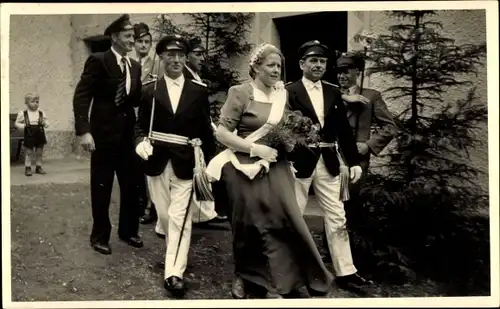 Foto Ak Finnentrop im Sauerland, Frau mit Blumenstrauß, Männer in Uniformen