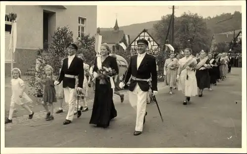 Foto Ak Finnentrop im Sauerland, Frau mit Blumenstrauß, Männer in Uniformen, Festzug