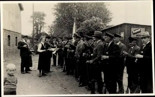 Foto Ak Ostenfeld bei Husum in Nordfriesland, Fest, Schützen, Alkohol, Fahne