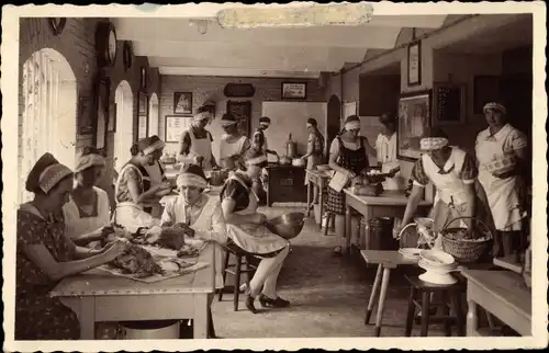 Foto Ak Uetersen in Holstein, Haushaltungsschule, Frauen in der Küche