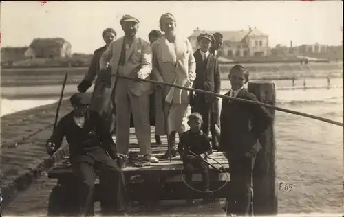 Foto Ak Norderney in Ostfriesland, Urlauber auf dem Steg