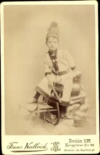 Kabinett Foto Junge in Finnischer ? Tracht mit Schlitten