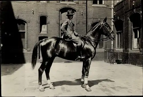 Foto Berlin, Mann auf einem Pferd, Portrait