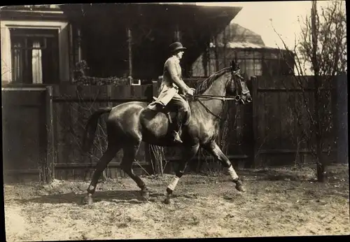 Foto Berlin, Frau auf einem Pferd, Portrait