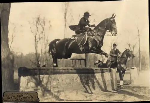 Foto Berlin, Frau auf einem Pferd beim Sprung über ein Hindernis