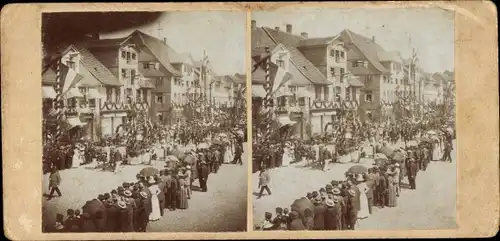 Stereo Foto Festzug in einer Ortschaft, Zuschauer