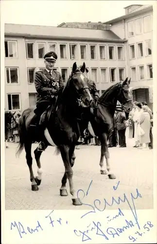 Foto Ak Mann in Uniform auf einem Pferd, Autogramm, 9.7.1958