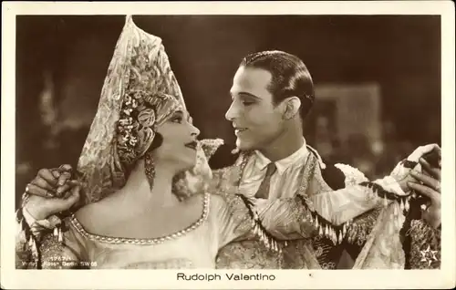 Ak Schauspieler Rudolph Valentino, Frau, Film A Sainted Devil