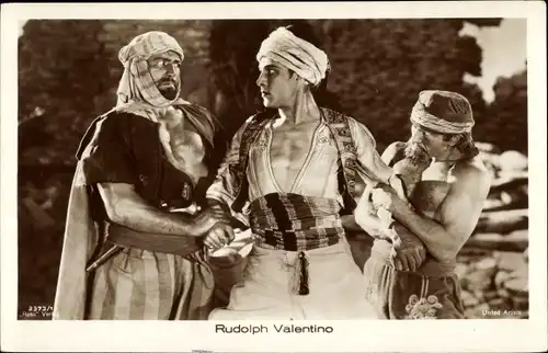 Ak Schauspieler Rudolph Valentino, Portrait, Filmszene, Ross Verlag 3373 1