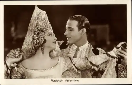 Ak Schauspieler Rudolph Valentino, Frau, Filmszene