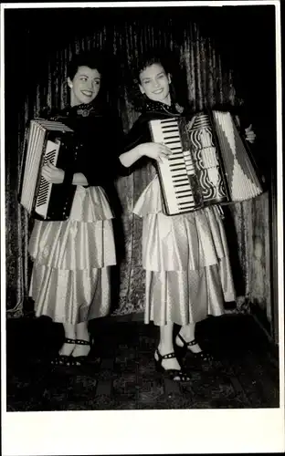 Foto Ak Zwei musizierende Frauen, Akkordeon