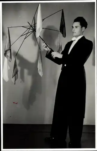 Foto Ak Künstler Fredino, Portrait, Smoking, Schirm