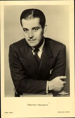 Ak Schauspieler Ramon Novarro, Portrait, Anzug, Krawatte