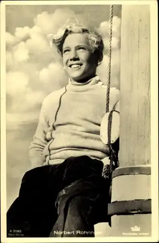 Ak Schauspieler Norbert Rohringer, Portrait, sitzend, Wolken