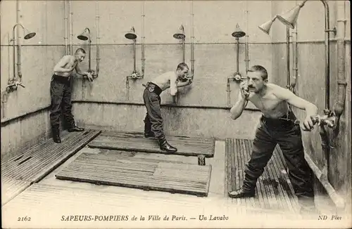 Ak Paris, Feuerwehrleute, ein Waschbecken
