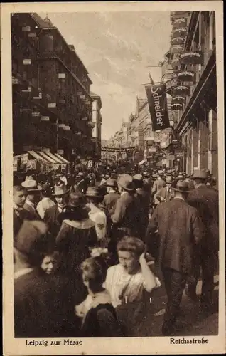 Ak Leipzig in Sachsen, Reichsstraße zur Messe, Passanten, Schneider