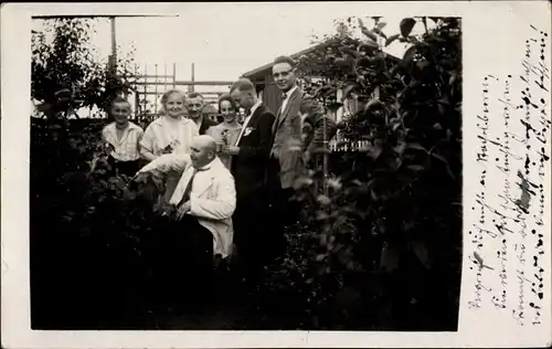 Foto Ak Dresden Altstadt, Gruppenbild, Familie, Garten