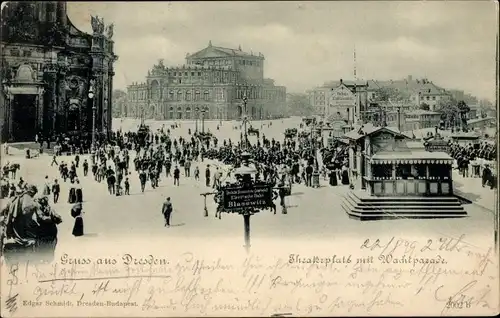 Ak Dresden Altstadt, Theaterplatz, Wachtparade, Passanten