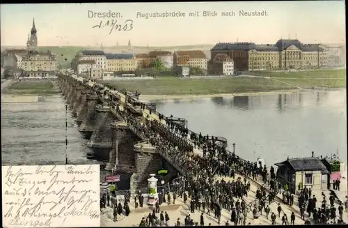 Ak Dresden Neustadt, Augustusbrücke, Passanten, Kirchturm