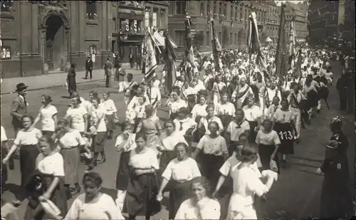 Foto Ak München, Marschierende Menschen, Fest, Festzug, Fahnen