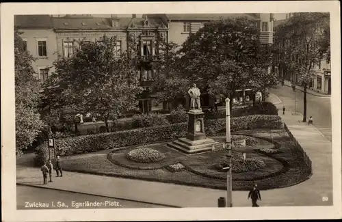 Ak Zwickau in Sachsen, Egerländer-Platz, Denkmal, Passanten
