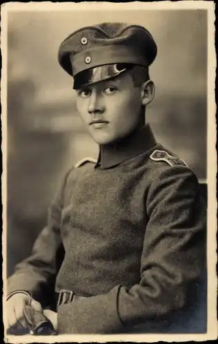 Foto Ak Deutscher Soldat in Uniform, Regiment 131, Portrait