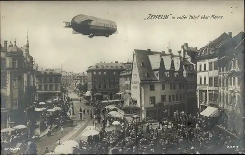 Foto Ak Mainz am Rhein, Zeppelin über der Staddt