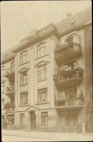 Foto Ak Hamburg, Straßenpartie mit Wohnhaus